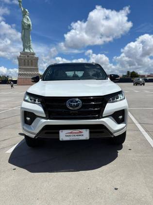 TOYOTA HILUX SW4 2.8 SRX 4X4 7 LUGARES 16V TURBO INTERCOOLER DIESEL 4P AUTOMÁTICO
